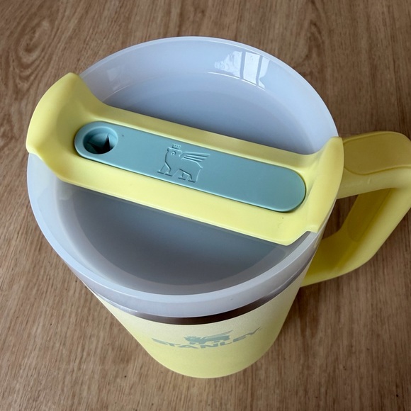 Stanley Yellow Insulated Mug 40 oz - Picture 3 of 6